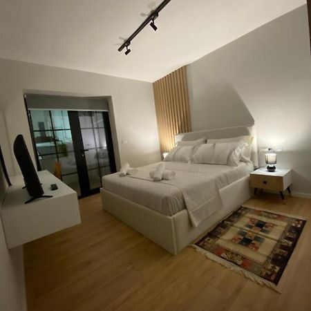 Lucas Downtown Apartment Tirana Bagian luar foto
