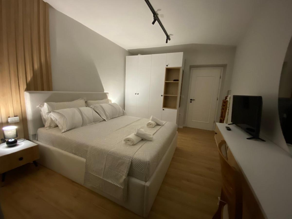 Lucas Downtown Apartment Tirana Bagian luar foto